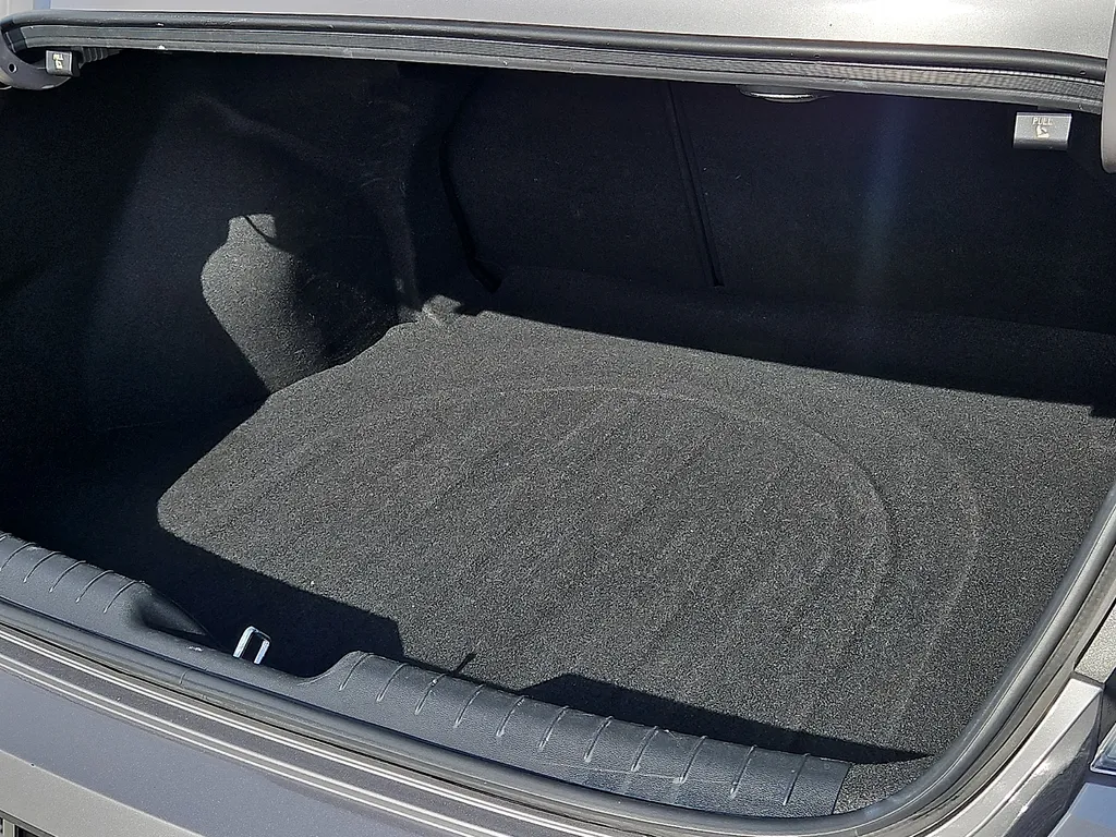 2025 Hyundai Elantra Limited - Photo 10