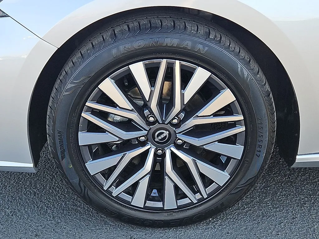 2025 Nissan Altima SV - Photo 8