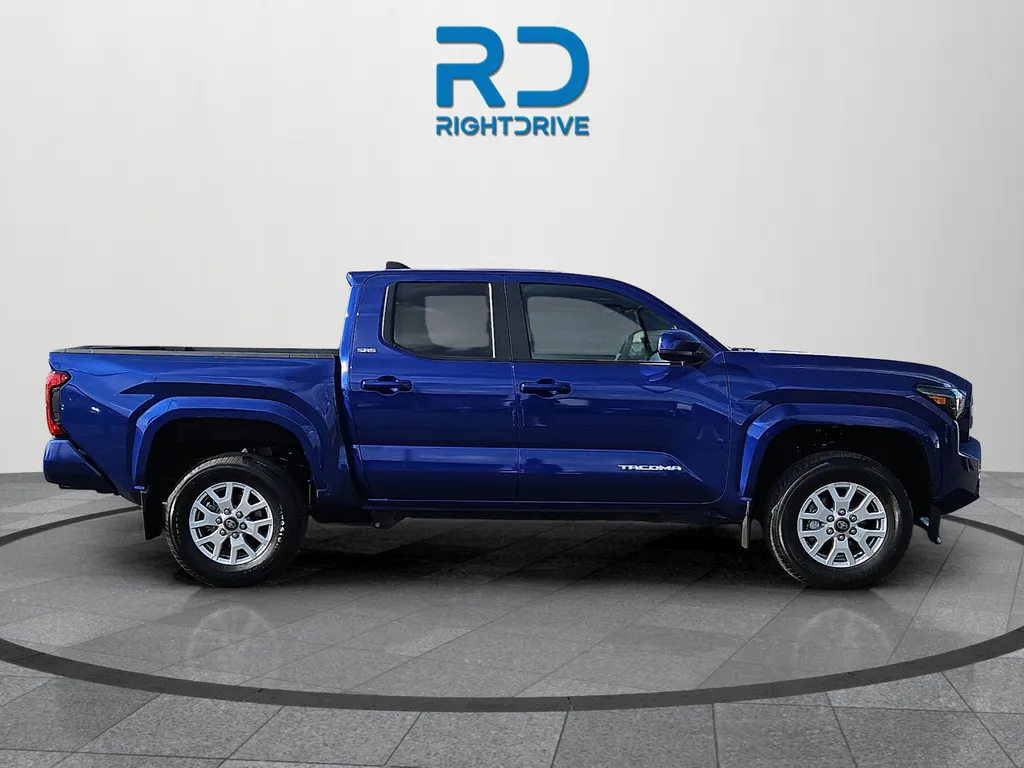 Toyota Tacoma photo 2