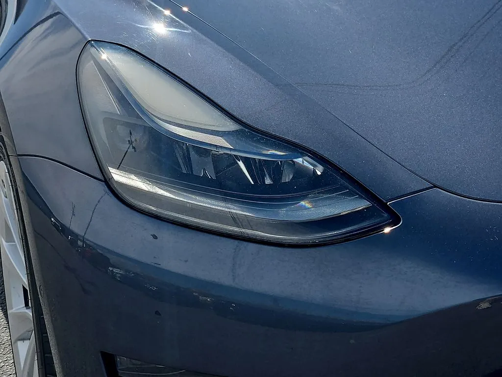 Tesla Model 3 photo 8