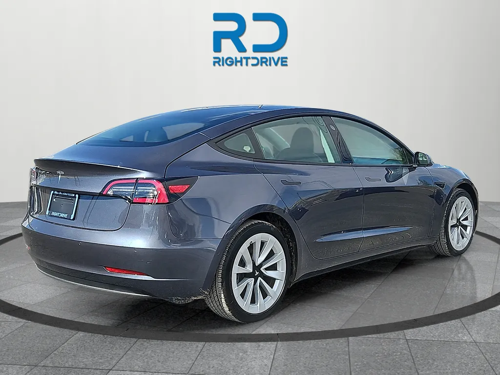 Tesla Model 3 photo 3