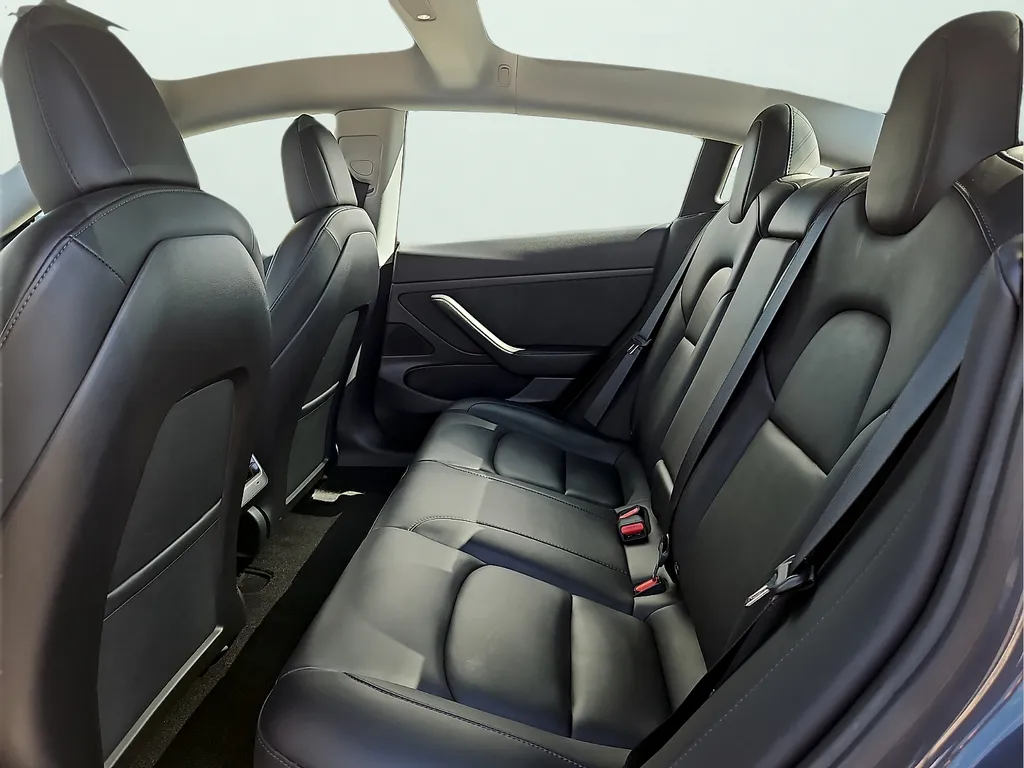 Tesla Model 3 photo 13