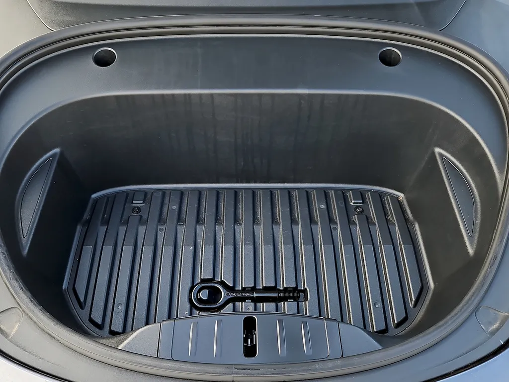 Tesla Model 3 photo 9