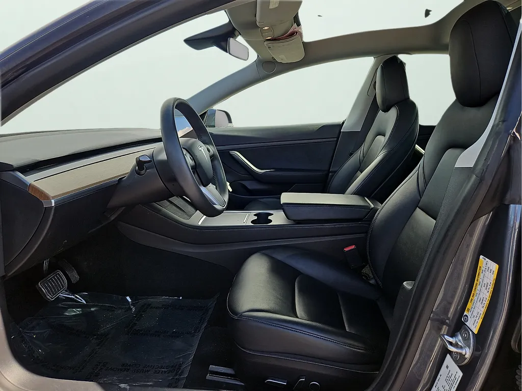 Tesla Model 3 photo 17