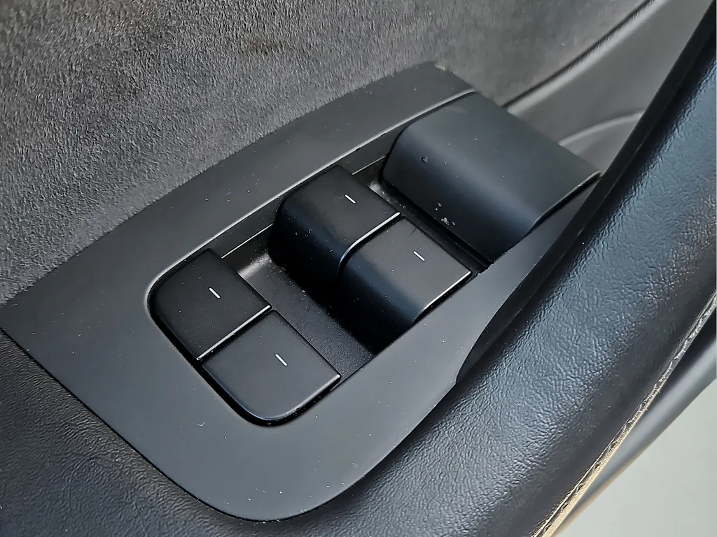 Tesla Model 3 photo 16