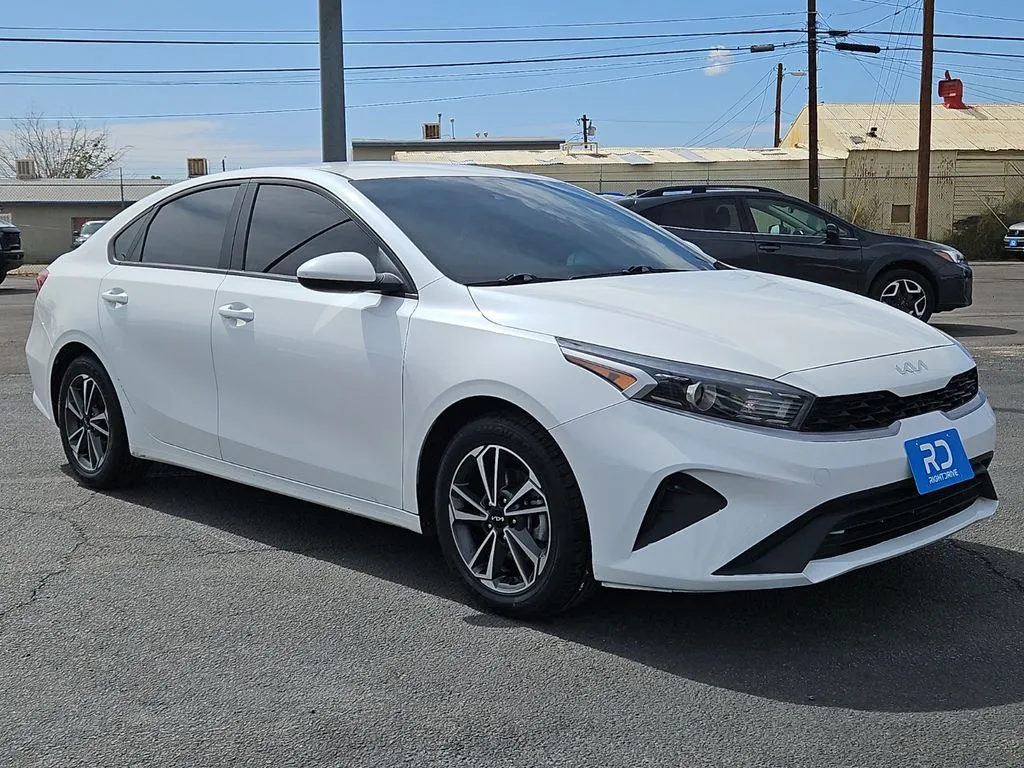 2023 Kia Forte LXS AT's photo