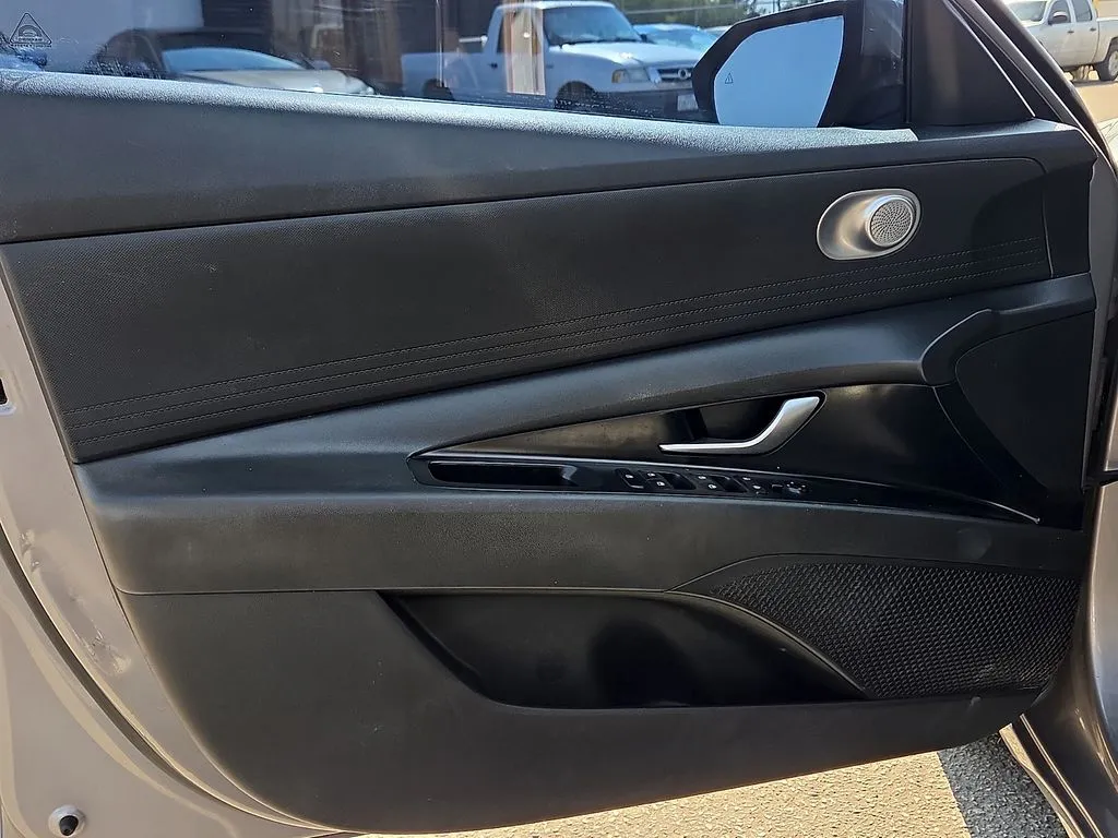 Hyundai Elantra photo 15