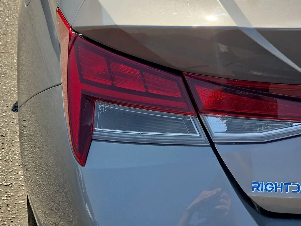 Hyundai Elantra photo 10