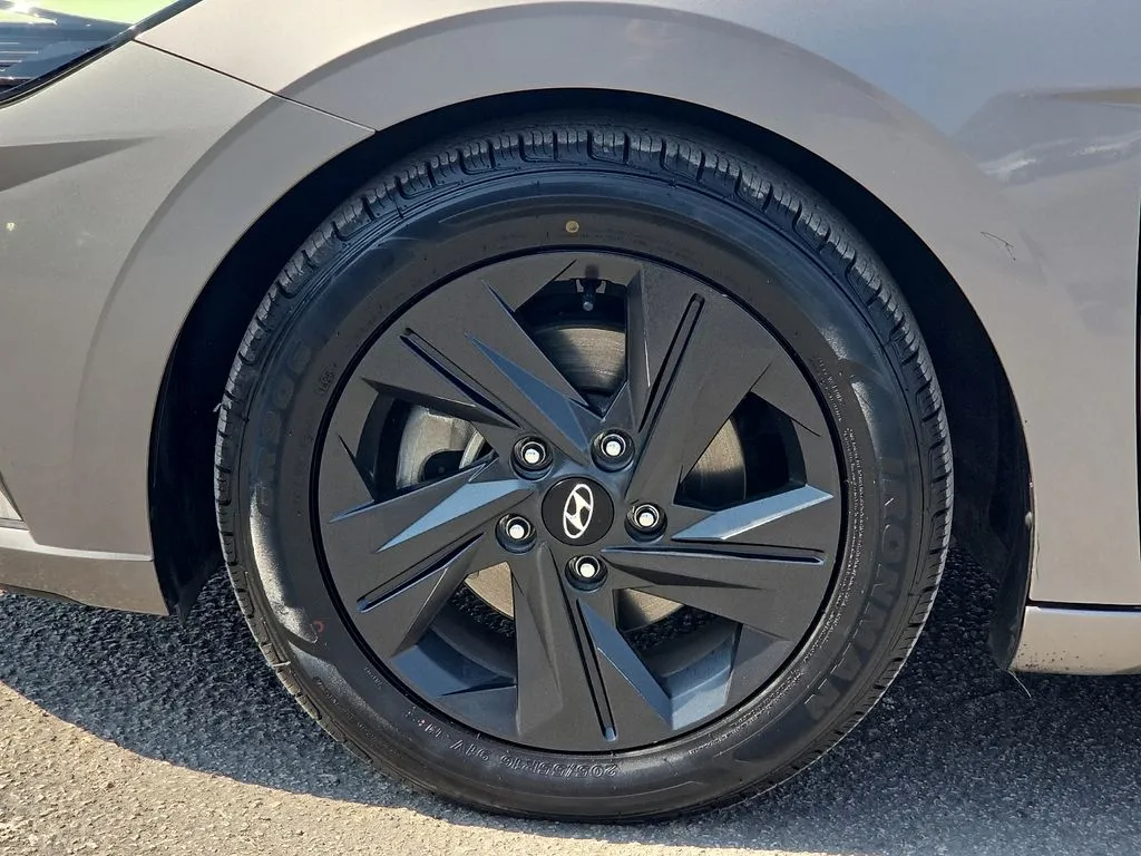 Hyundai Elantra photo 9