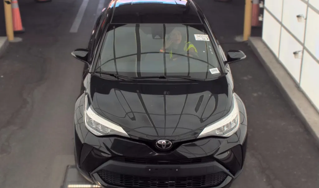 Toyota C-HR photo 2