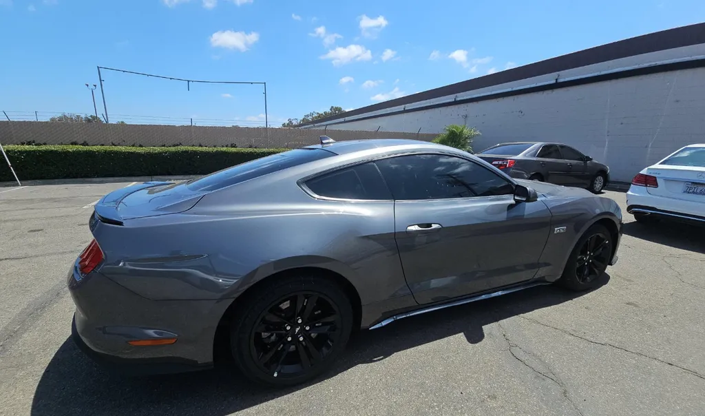 Ford Mustang photo 2