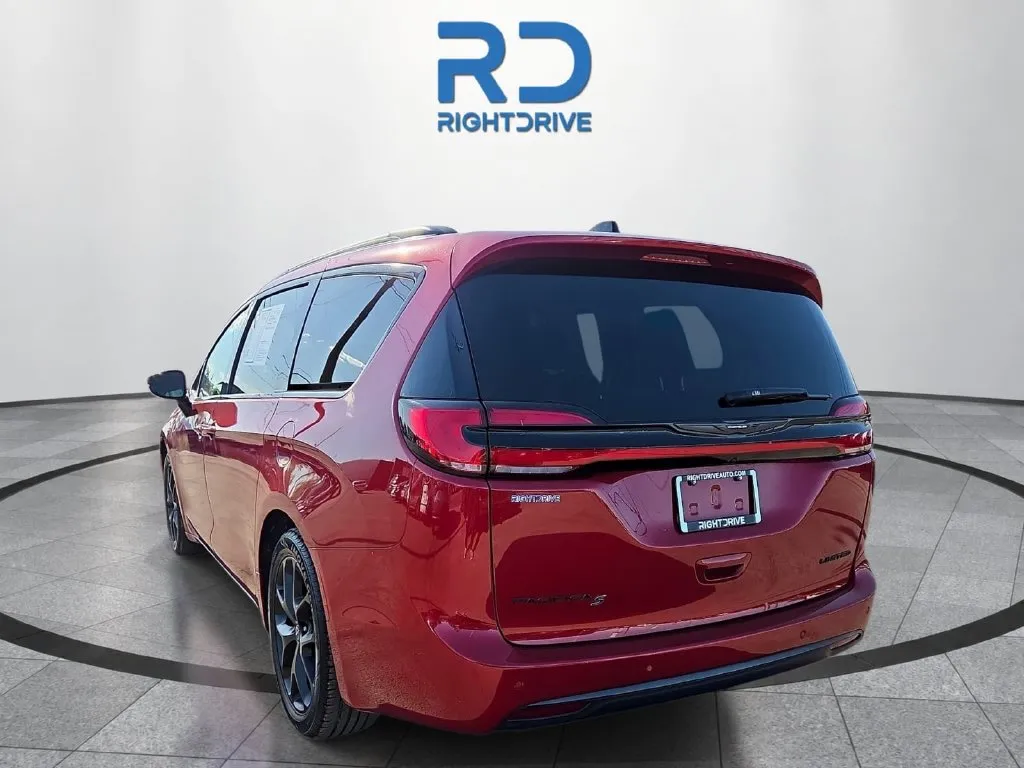 Chrysler Pacifica photo 4