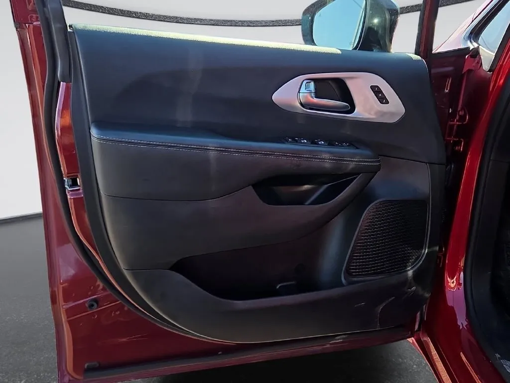 Chrysler Pacifica photo 16