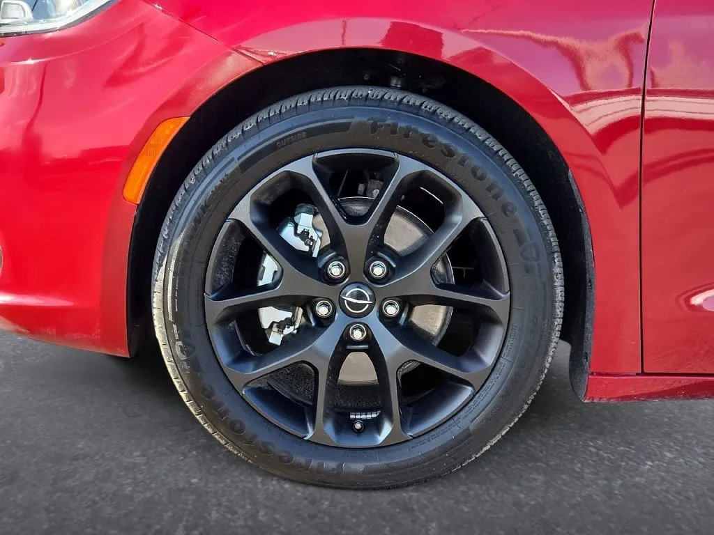 Chrysler Pacifica photo 9