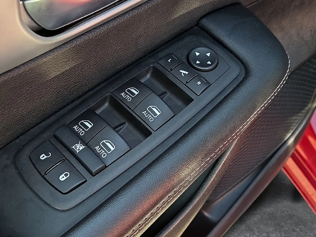 Chrysler Pacifica photo 17