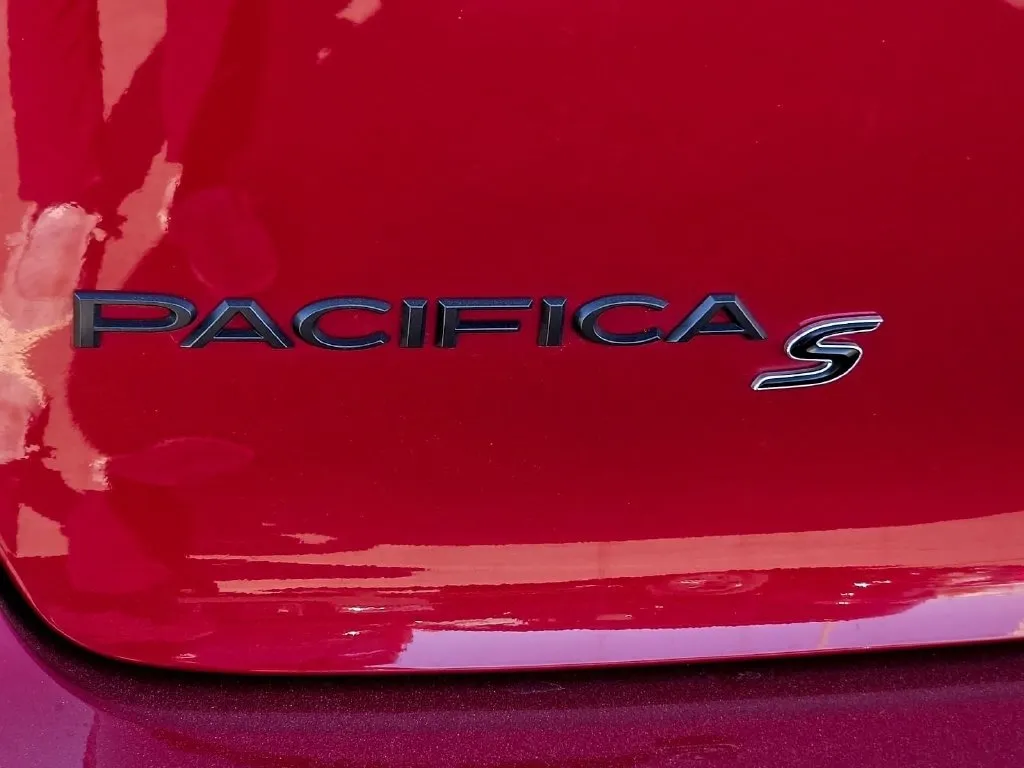 Chrysler Pacifica photo 11