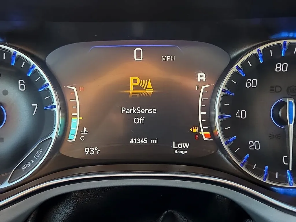 Chrysler Pacifica photo 23