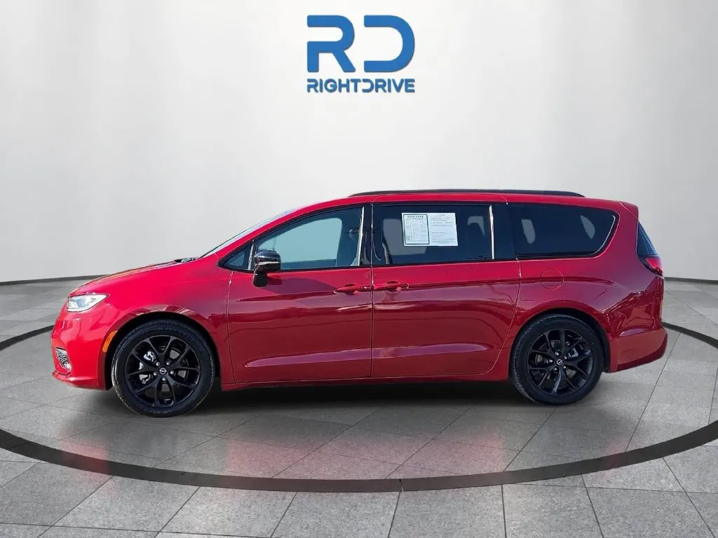 Chrysler Pacifica photo 5