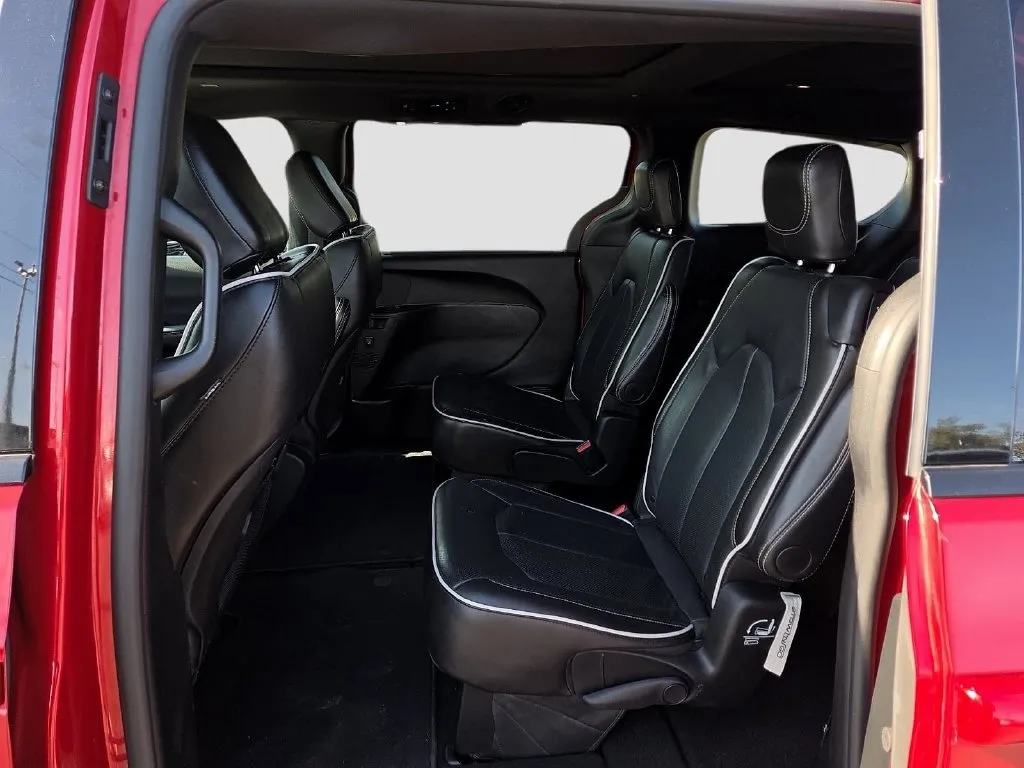 Chrysler Pacifica photo 14
