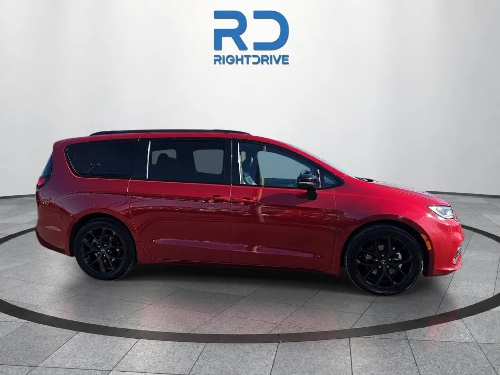 Chrysler Pacifica photo 2