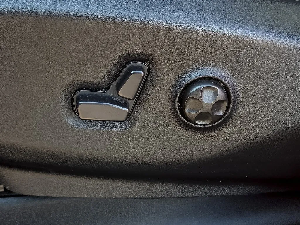 Chrysler Pacifica photo 18