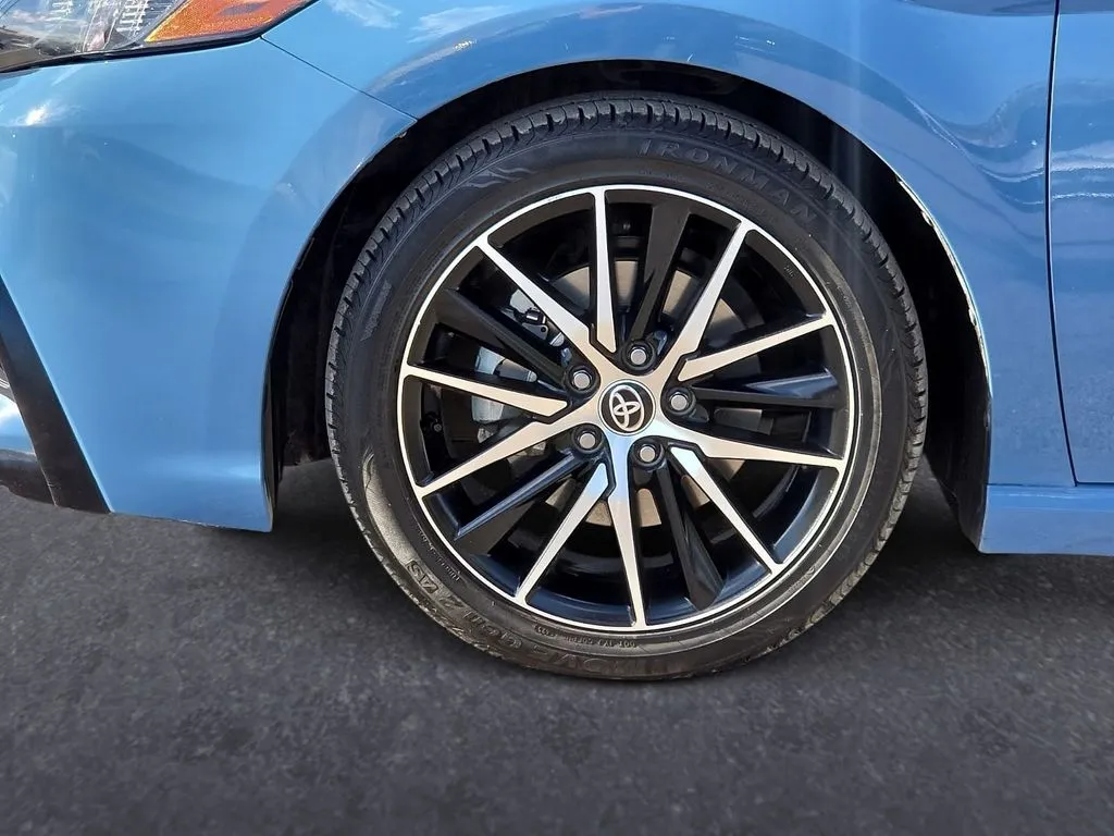 Toyota Camry photo 9