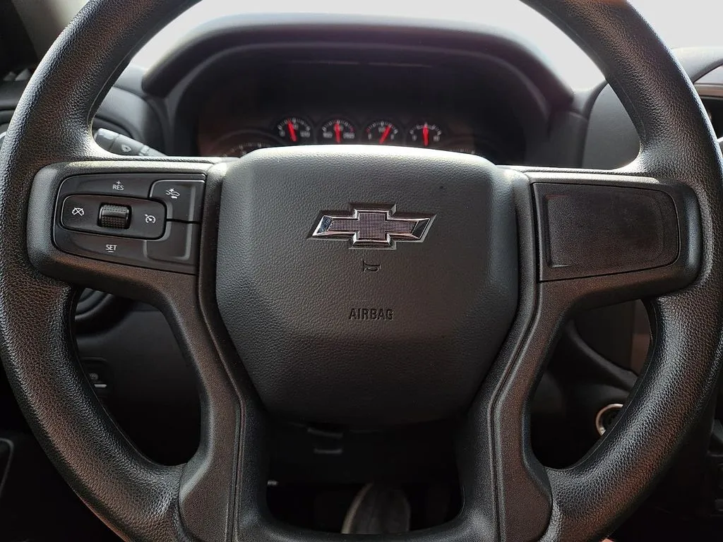 Chevrolet Silverado photo 24