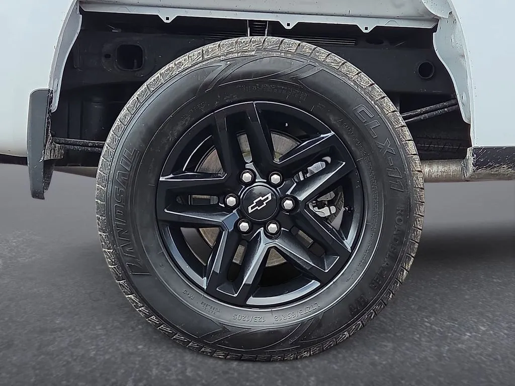Chevrolet Silverado photo 9