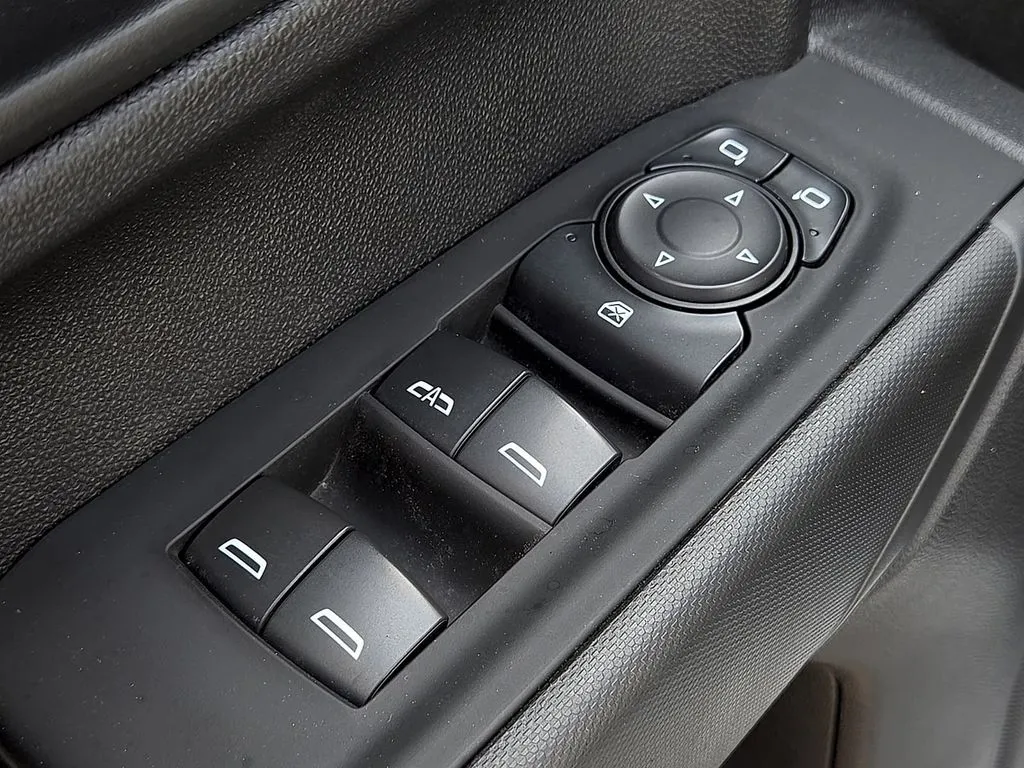 Chevrolet Silverado photo 17