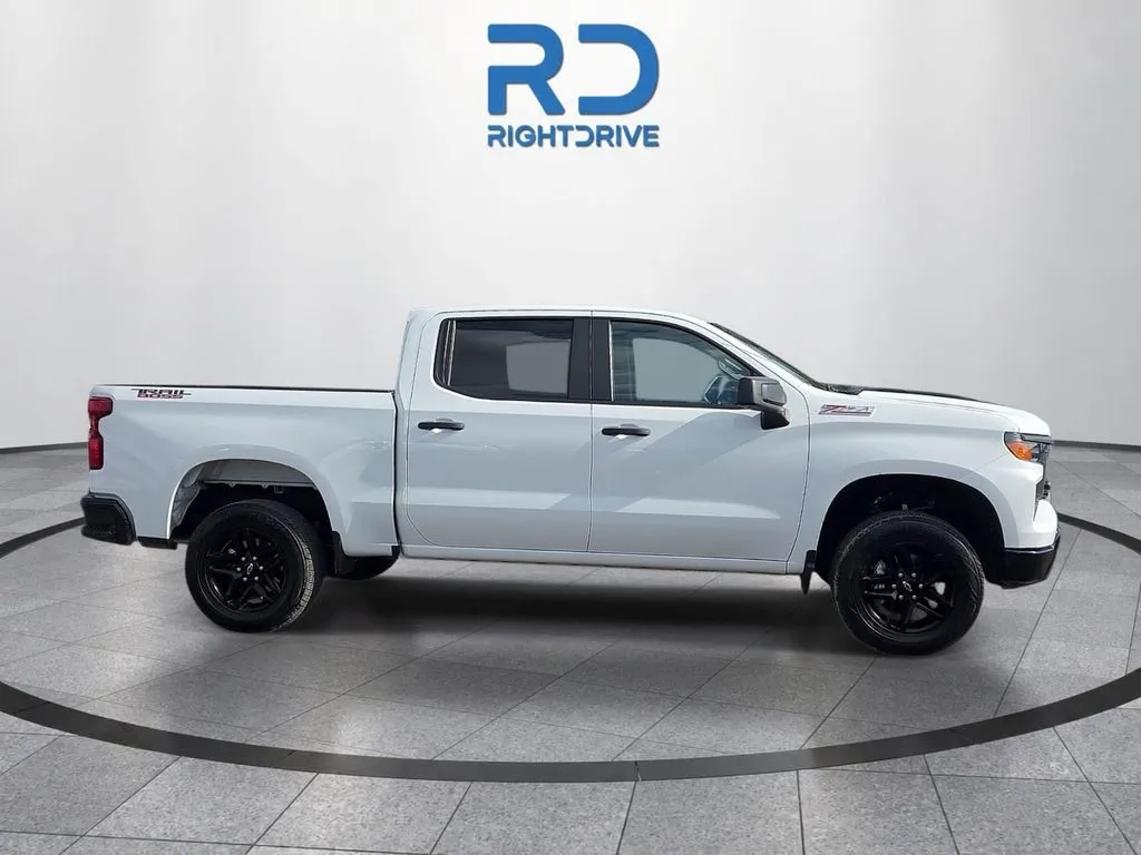 Chevrolet Silverado photo 2