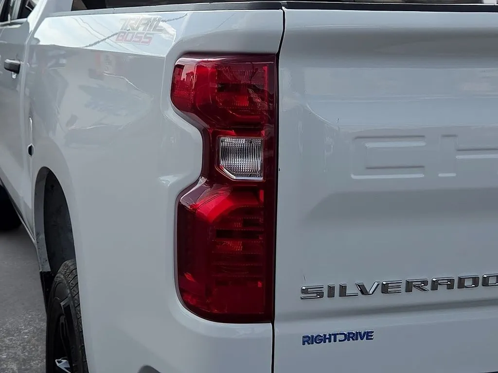 Chevrolet Silverado photo 12