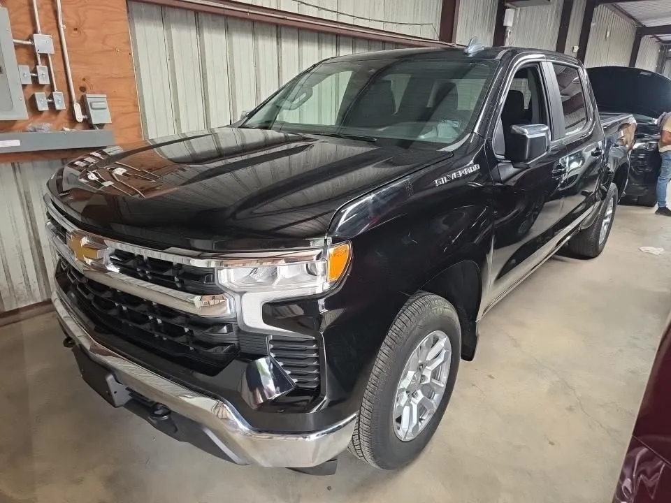 Chevrolet Silverado photo 2