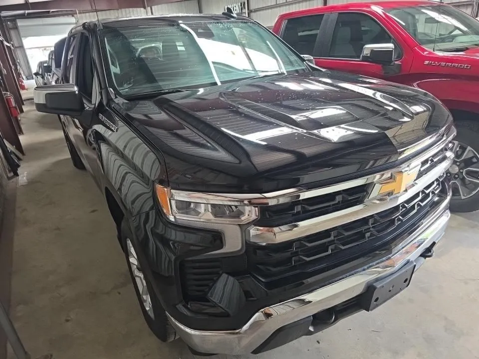 Chevrolet Silverado photo 3
