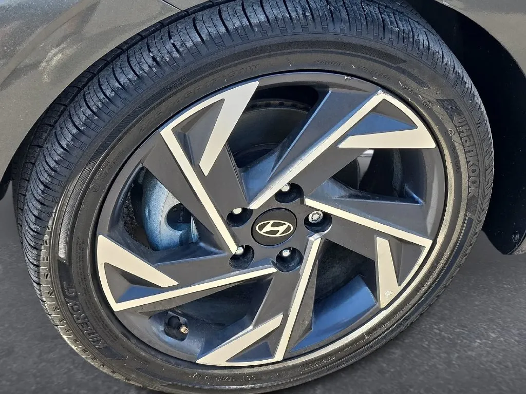 Hyundai Elantra photo 8