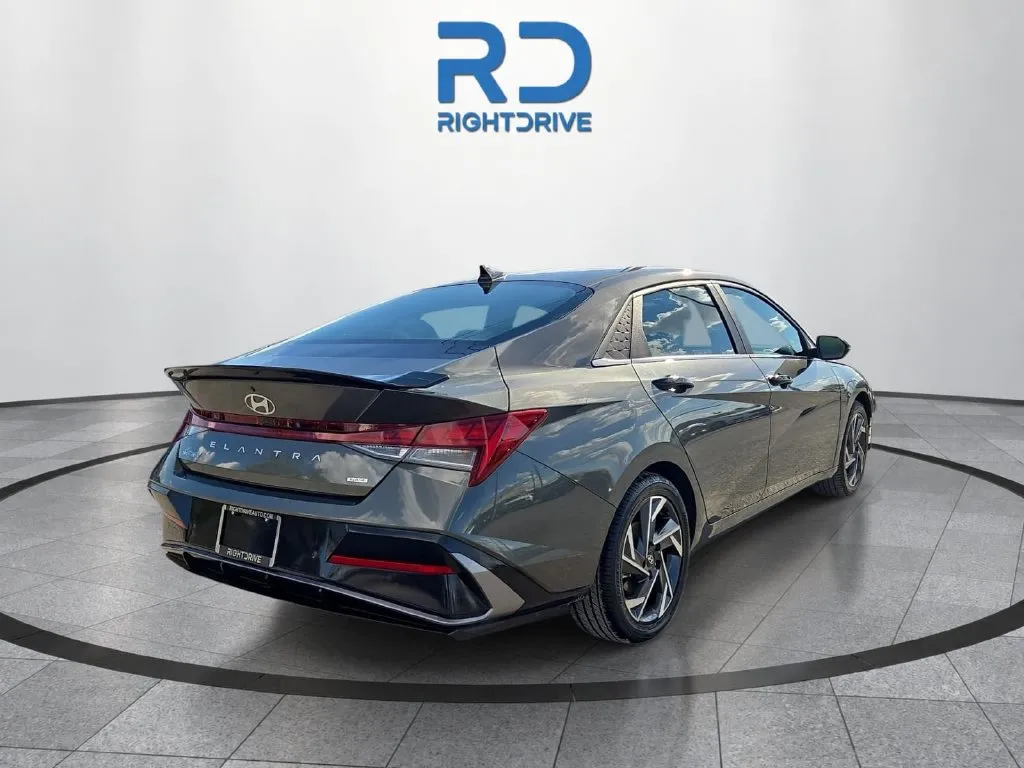 Hyundai Elantra photo 3
