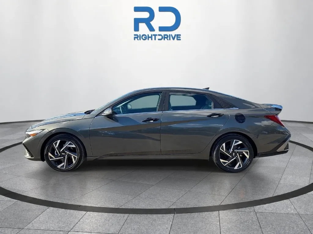 Hyundai Elantra photo 5