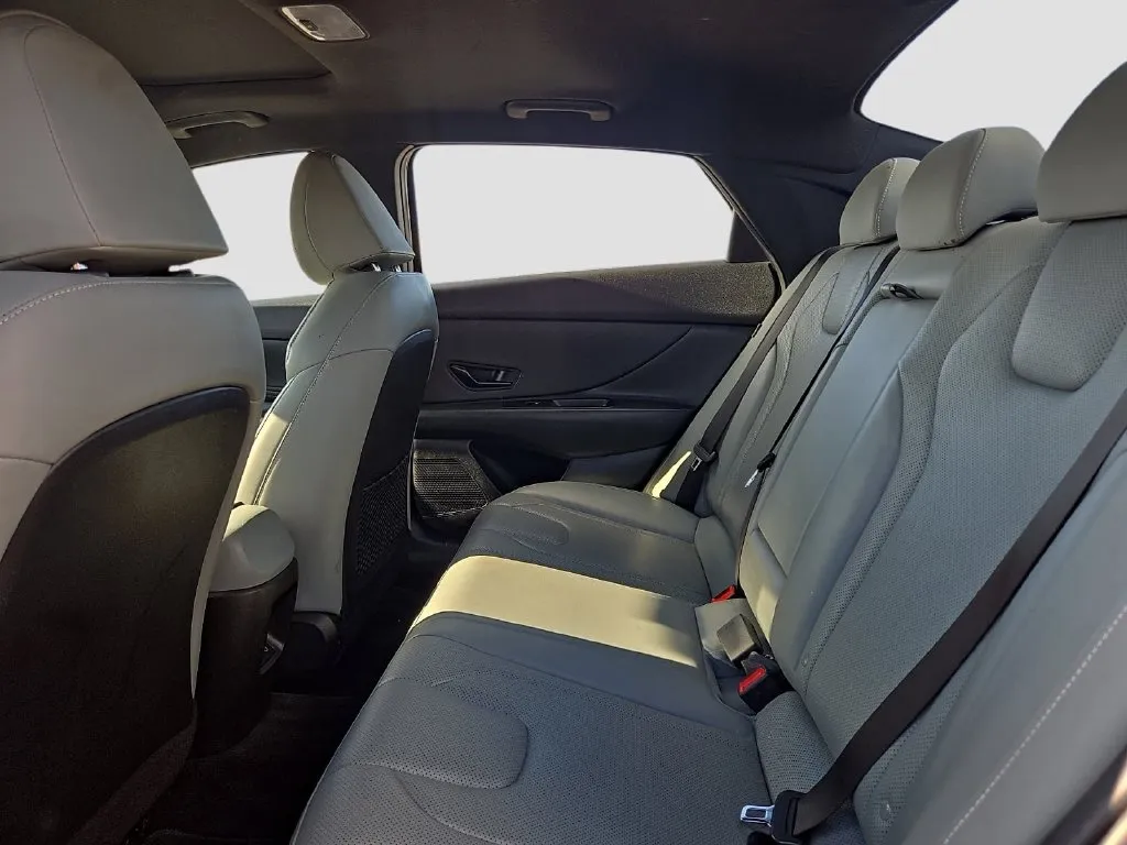 Hyundai Elantra photo 11