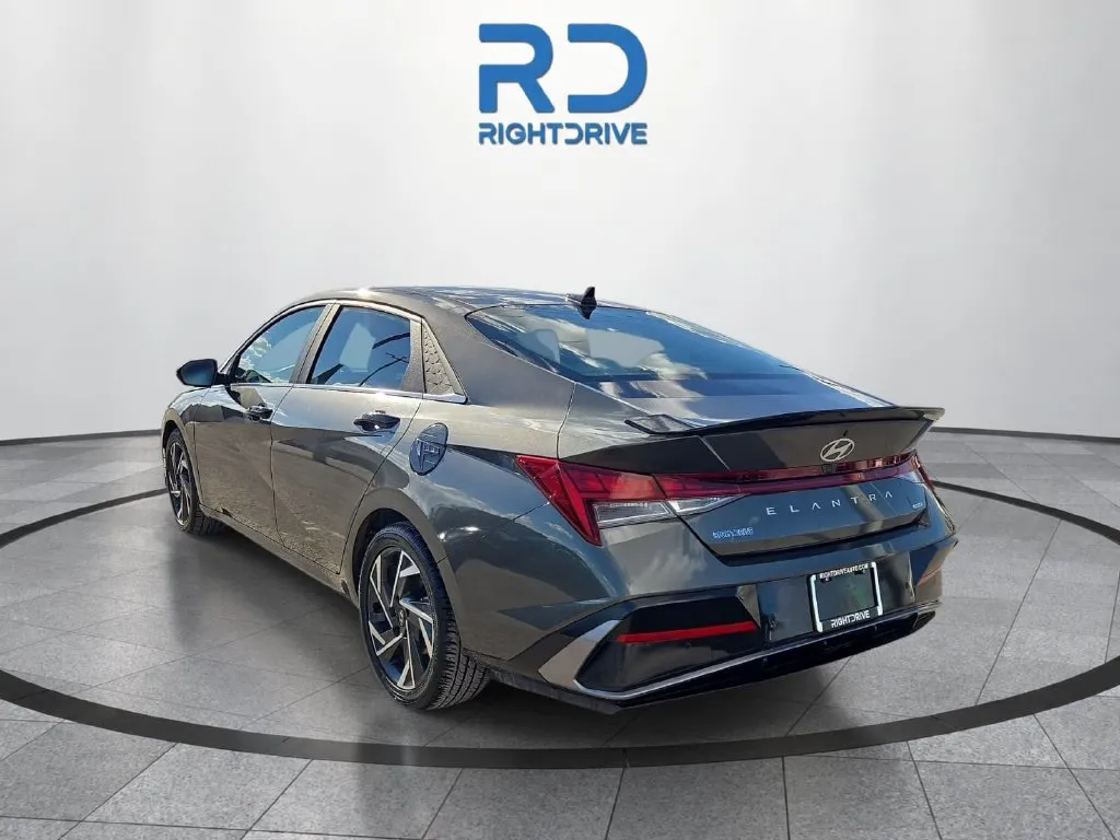 Hyundai Elantra photo 4