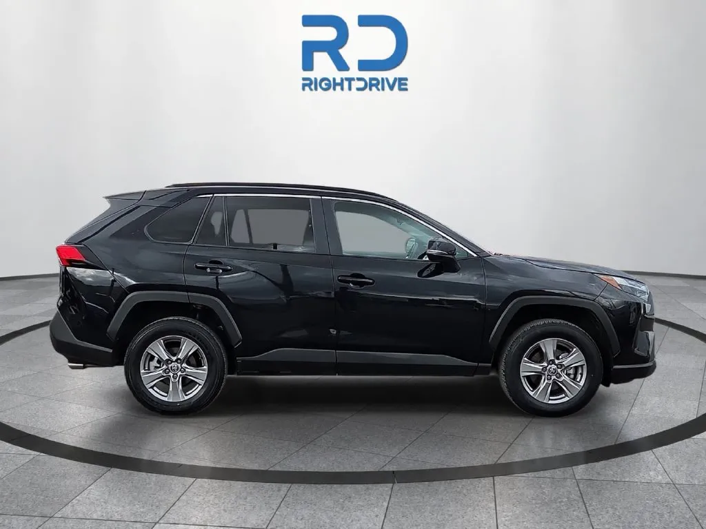 Toyota RAV4 photo 2