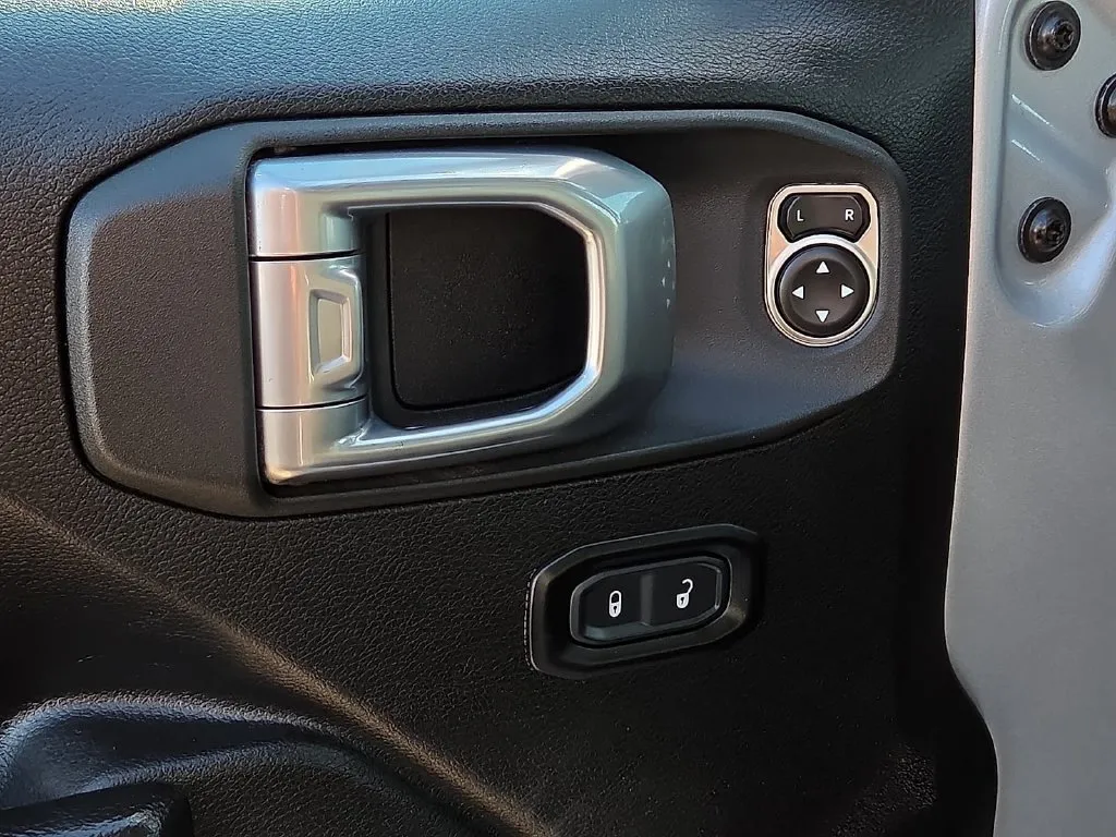 Jeep Wrangler photo 17