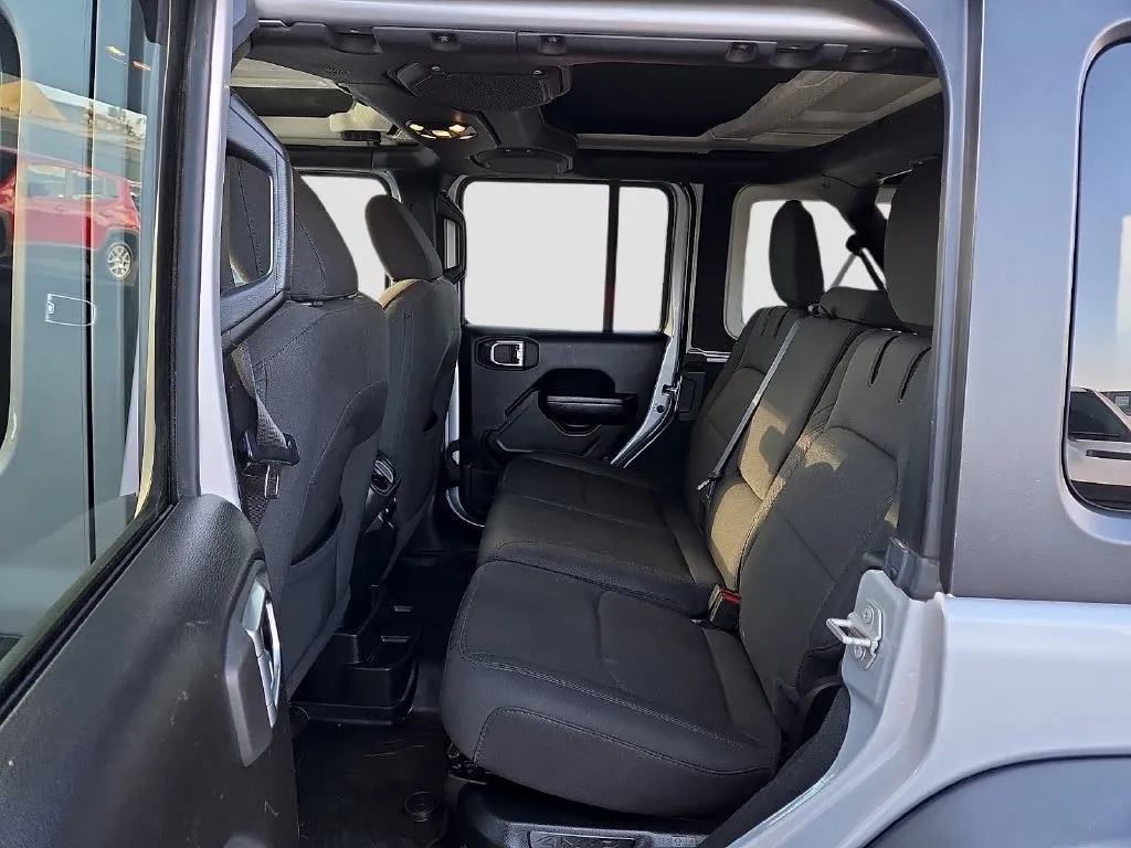 Jeep Wrangler photo 14