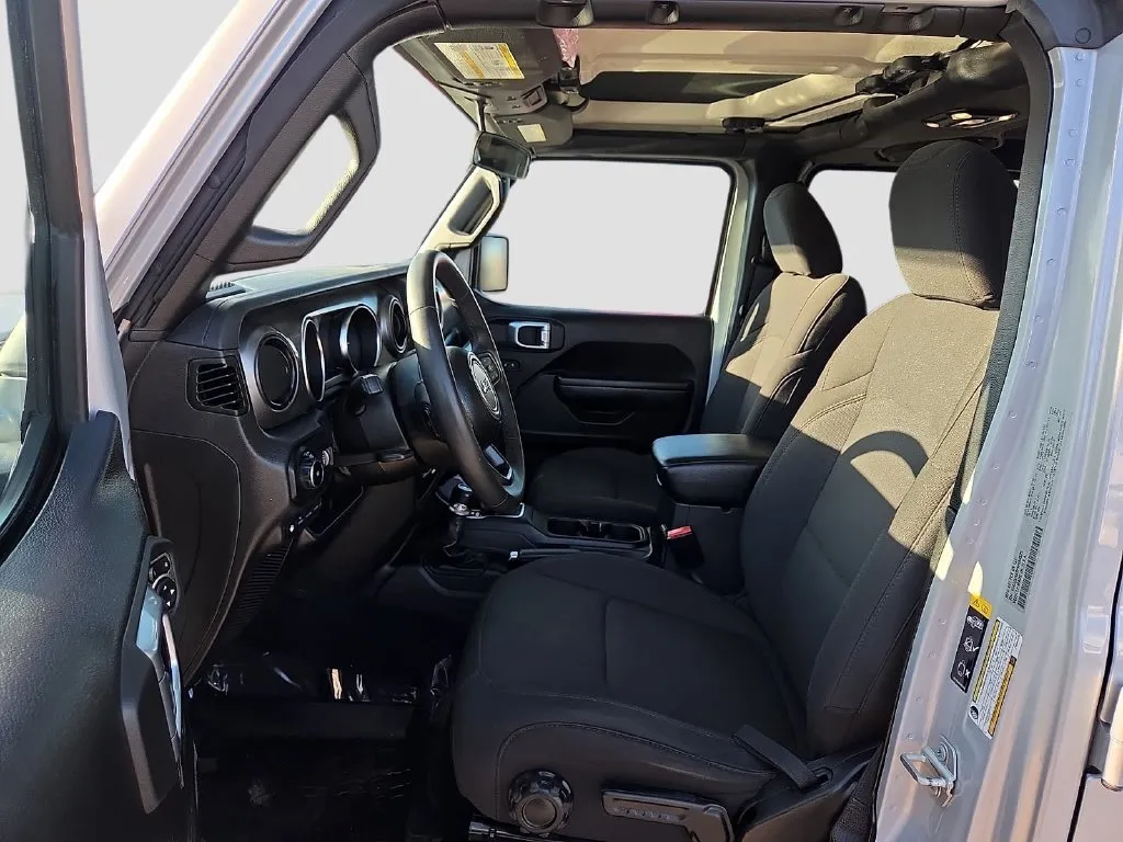 Jeep Wrangler photo 19