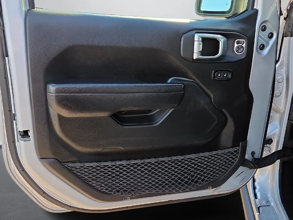Jeep Wrangler photo 16