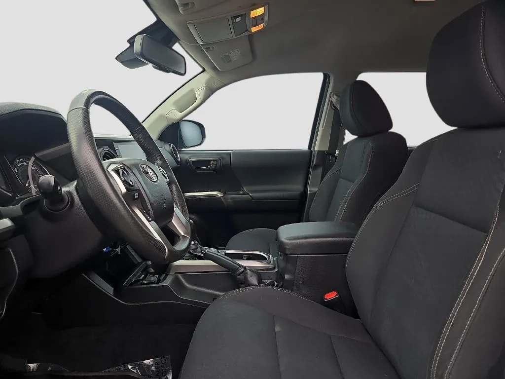 Toyota Tacoma photo 16