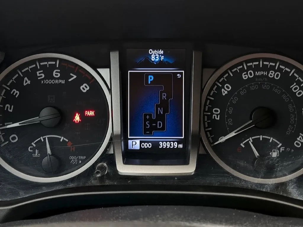 Toyota Tacoma photo 23