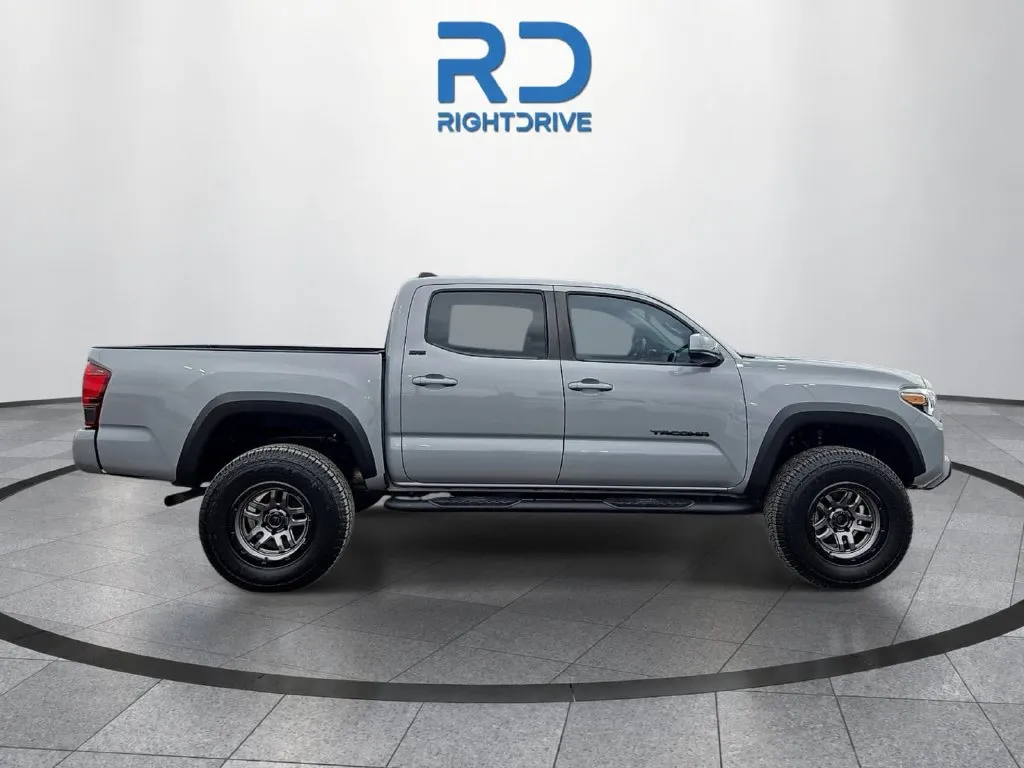 Toyota Tacoma photo 2
