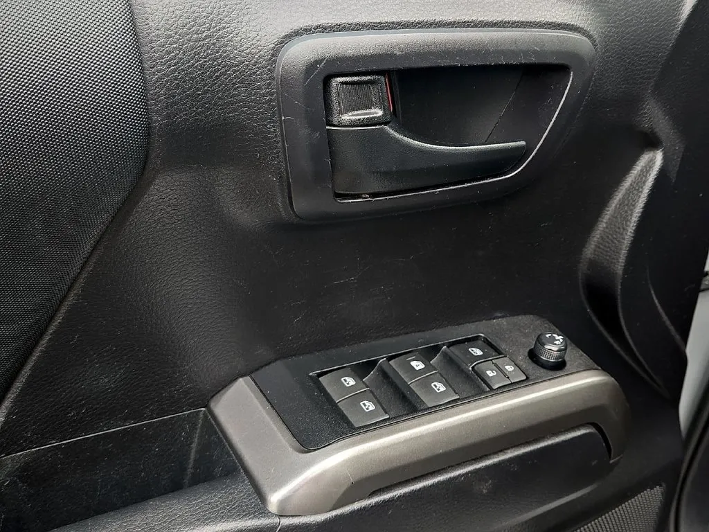 Toyota Tacoma photo 17