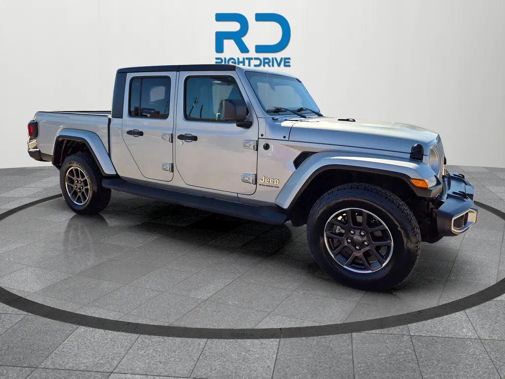 Silver 2023 Jeep Gladiator Overland for sale in El Paso, TX