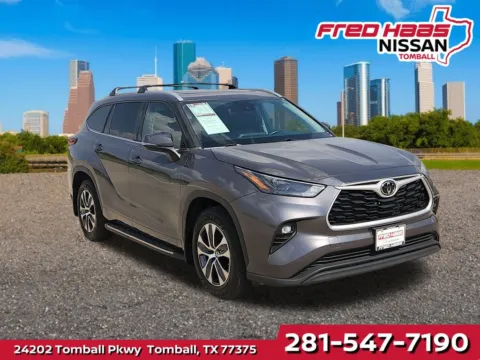 Gray 2022 Toyota Highlander XLE for sale in Tomball, TX