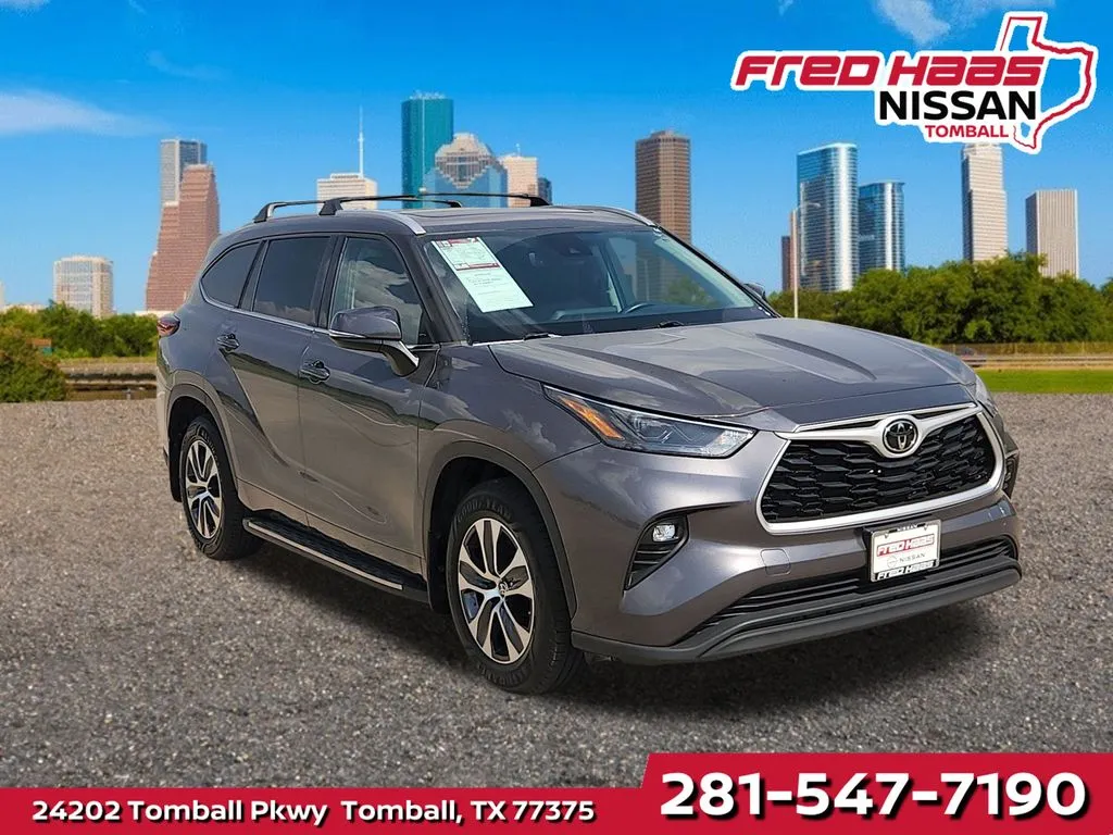Gray 2022 Toyota Highlander XLE for sale in Tomball, TX